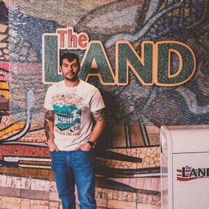 Main Street Tourist Living with the Land T Shirt Size M